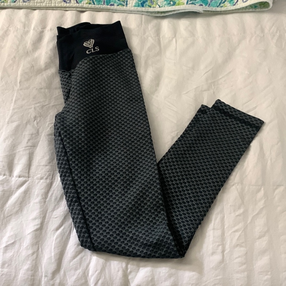 CLS - v-cut scrunch geo texture leggings